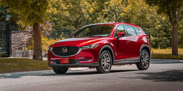 Devant du Mazda CX-5 2020 rouge