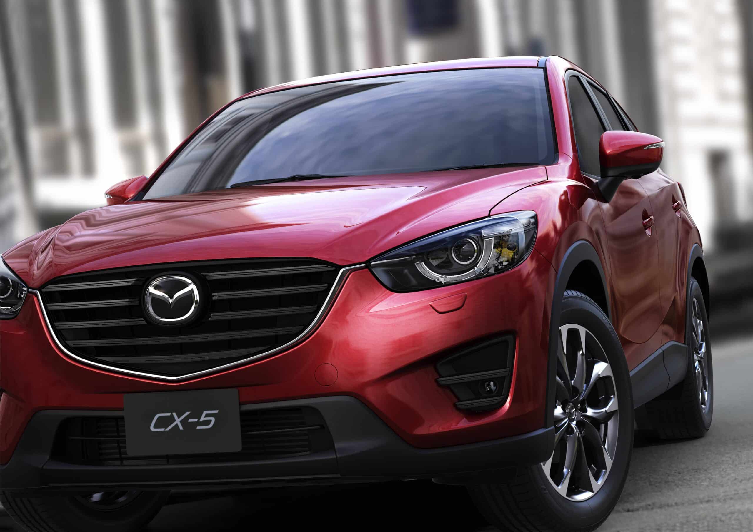 Vue rapprochée de l'avant du Mazda CX-5 2016 rouge